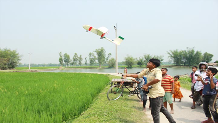 ৪৫ দিনে চালক বিহীন বিমান তৈরি  আকাশে উড়ছে সবুজের স্বপ্ন